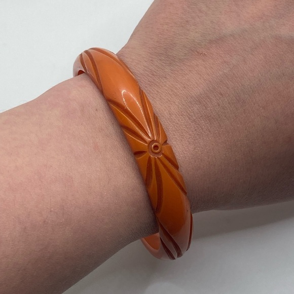 VTG Bakelite Amber Butterscotch Colour Etched  Carved Bracelet Bangle 8” - Picture 4 of 6